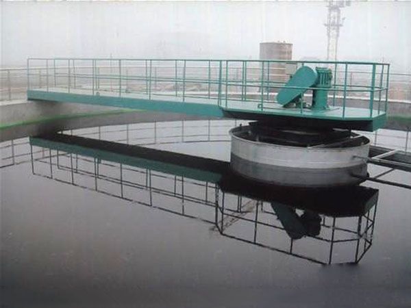 中心轉(zhuǎn)動(dòng)刮泥機(jī)